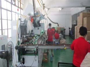 燙金貼標(biāo)車間